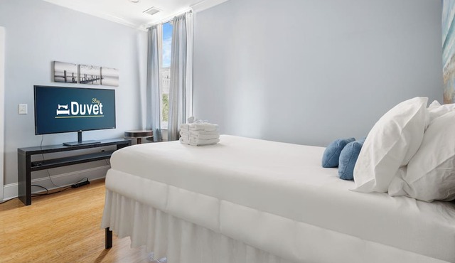 Nightlife Central! | Entertainment District Loft