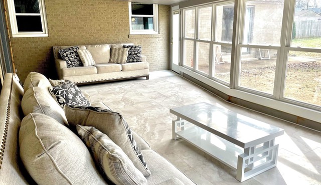 Quaint 2-bedroom Dog Friendly apartment with AC in Bowling Green