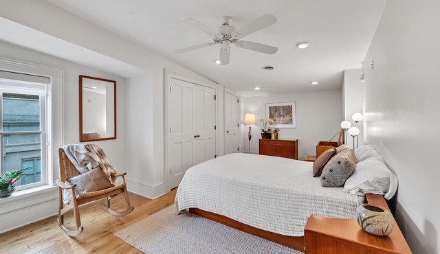 Light-Filled Loft on Abingdon’s Main Street. Sleeps 4, Walk Everywhere