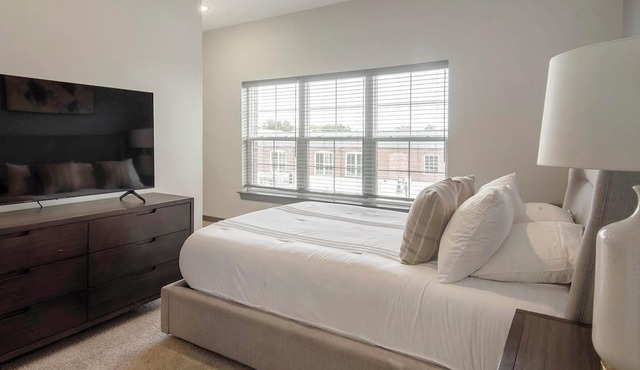 Landing | Chic 2BD, Gym, Rooftop Lounge in Memphis