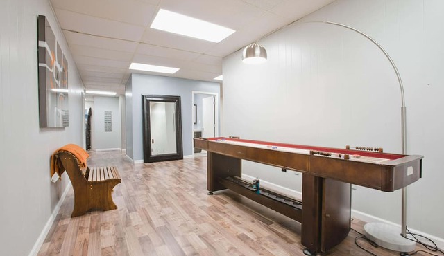 HUGE 5000 sqft condo 2 blocks Beale, 10 beds, 2king 8queen, 3 bath, parking lot
