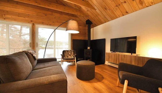 New for 2026 – Owl’s Nest | Modern Lakeside 3-Bedroom Retreat in Raymond