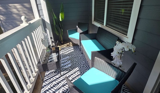 2BR/2BA Fully Furnished – Secure, Pool, Gym, Pet-Friendly – Near Birkdale