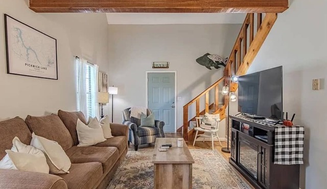 Family & Pet Friendly Cozy Cabin 5 mins from Sportsman’s