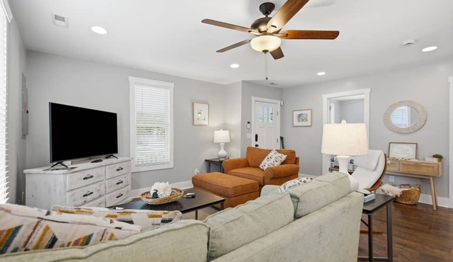 Coastal Wilmington Retreat near Cargo District, Riverwalk, Beaches, UNCW & CFCC in Wilmington