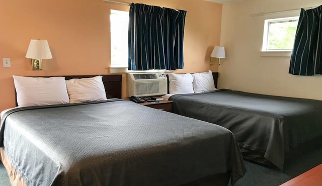 2 Full Beds|Smoking|Kitchen