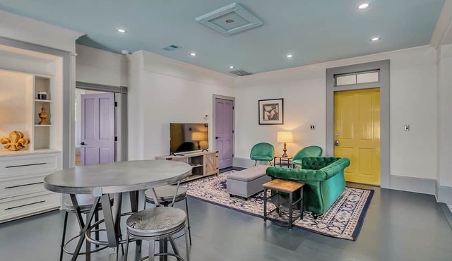 Charming 4BR Townhouse w/Porches In Historic District Walk to Forsyth Park