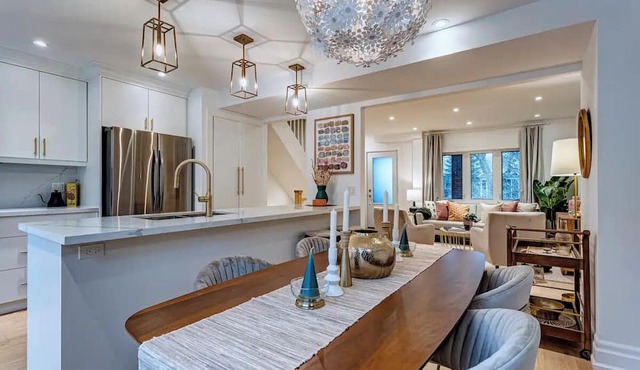 Entire Midtown Toronto Home - 3BR, 2 Baths, 2 Kitchens, Walk/Transit