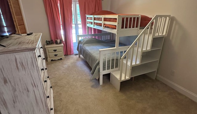 Private Dirt Road Retreat 4 bedroom farmhouse/minutes to UGA campus in Winder