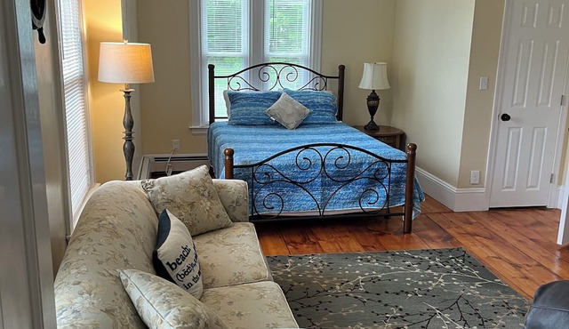 Family friendly serene house close to beaches, sleeps 8, lot off street parking