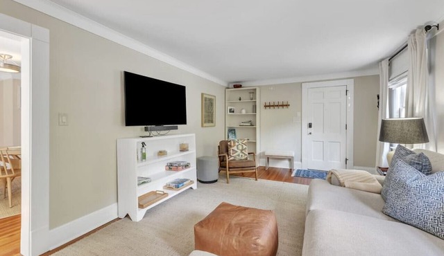 Newly Renovated Carriage House in quaint, historic Hillsborough; quiet location