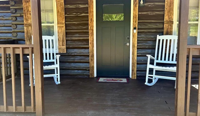Log Cabin Retreat/Pet Friendly: Lake, Golf & Wine