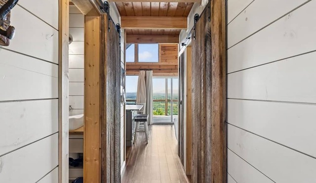 Beautiful mountain top cabin with the best 180º view in Tellico Plains!