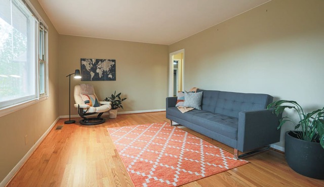 2BR Retro Hillside Oasis - Conveniently Located to the Best of Nashville! in Nashville
