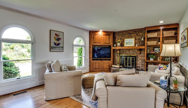 Panoramic mountain views and creekside walks in the beautiful Shenanodah Valley in Raphine