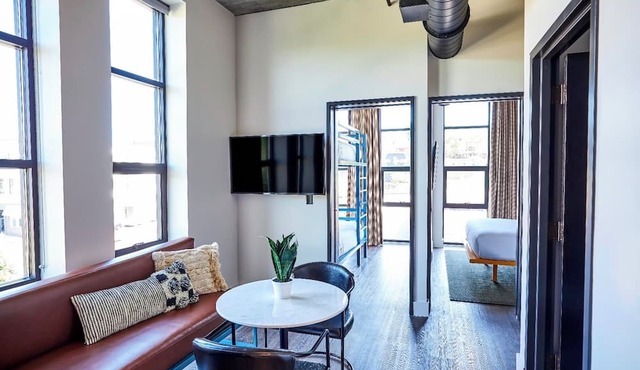 Funky Boutique Room w/Floor-to-Ceiling Views Near Nashville Sights!