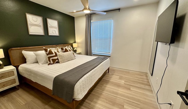 2 King Beds - Top Floor End Unit 10