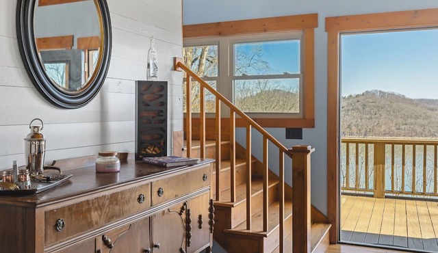 Lakeside Lookout on Center Hill Lake - 4 bedroom lakeside home