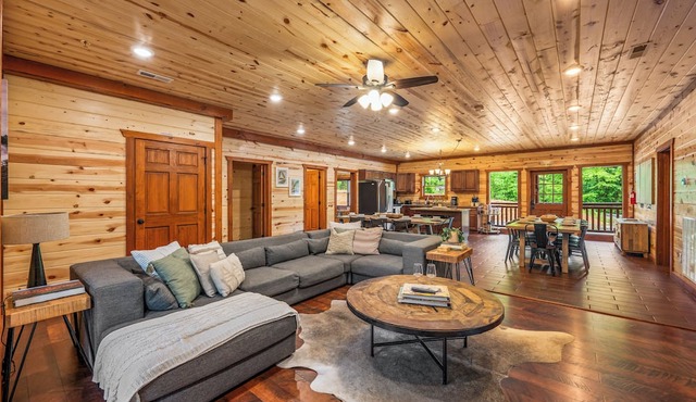 Luxe 8BR-Indoor Pool with Outdoor Movie Theater