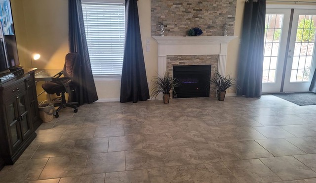 Upscale, Hot Tub, Gazebo, Basketball, Near Lake, 15 m to airport in Hope Mills