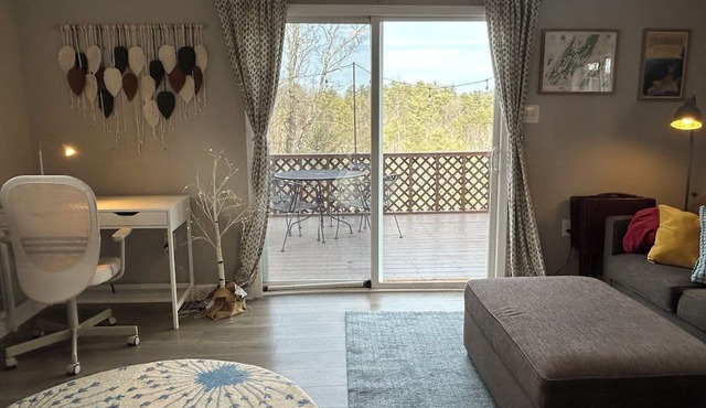 Maple Cottage - Cheery Ridgetop Home in Mt Jackson, 3 Acres and Mtn Views in Mount Jackson