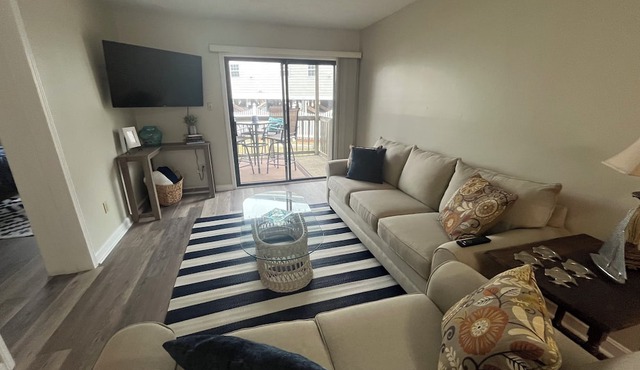Charming, 1st floor, 2-bedroom condo in pleasant White Lake with WiFi, AC