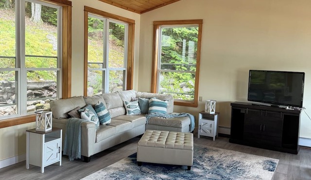 New listing. Charming 3-bedroom lake house in Orrington WiFi, Hot tub, and Sauna