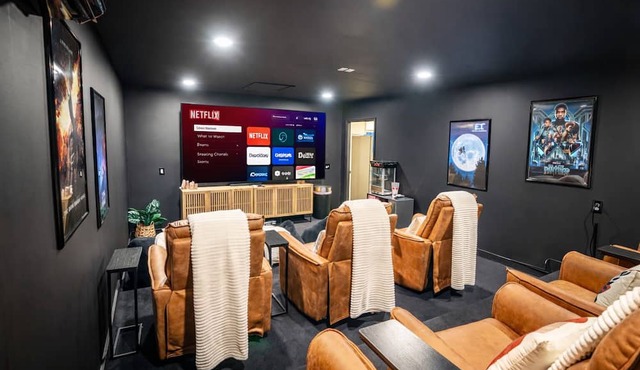 7BR Resort Home-Sauna, Hot Tub, Arcade, Sleeps 18