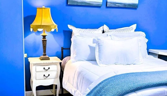 Cozy 2BR Retreat Near Lake Lanier & Mall of GA Private, Peaceful, Festive