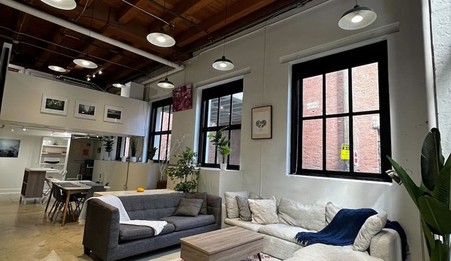 Spacious Heritage Loft in the Heart of Gastown (Pet Friendly!)