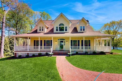 Lakefront home with private dock, kayaks, beach, badminton, firepit, & deck in Mineral