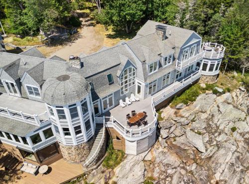 Spectacular oceanfront retreat with amazing views, sunroom & washer/dryer