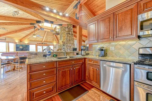 Huge lakefront home with A/C, sunroom, boat ramp, WIFI,game room, deck, & kayaks