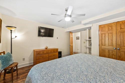 Asheville's Ultimate Retreat with Hot Tub Ping Pong Table Pool Table Lots to do Family Friendly