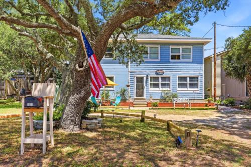Coco Cottage w Outdoor Bar and TV Walk to Beach