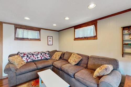 Secluded lakefront cottage great views, dock & boat launch