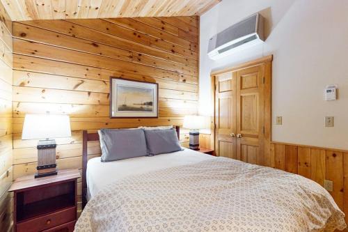 Charming dog-friendly studio cabin with firepit and near outdoor fun