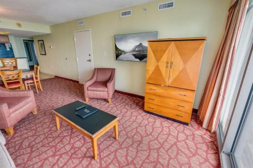 New 1 BR Ocean Front Views and Poolside Paradise
