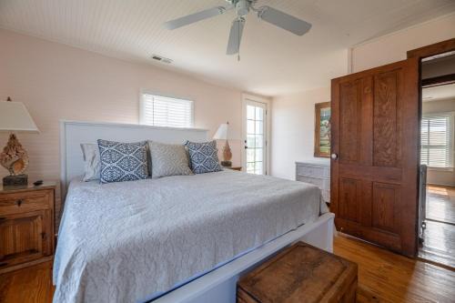 Sawyers Lodge - Historic Soundfront Home, Pool, Hot Tub, Boat Launch, Kayaks, Pets OK, Flex Stays