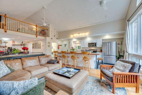White Mountains Home w/Hot Tub - Walk to Town!