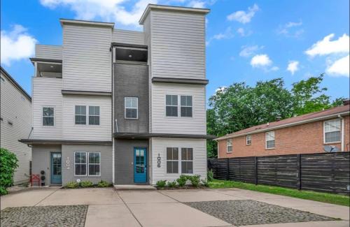 Rooftop, Large Backyard, Fire Pit, Near Downtown in Nashville
