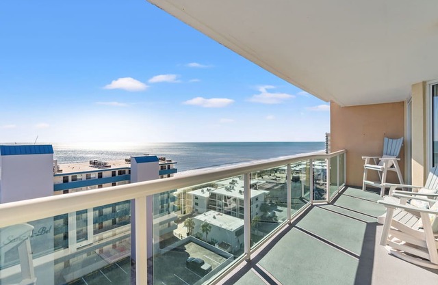 Luxury condo, across the street from the beach + Free Attraction Tickets!